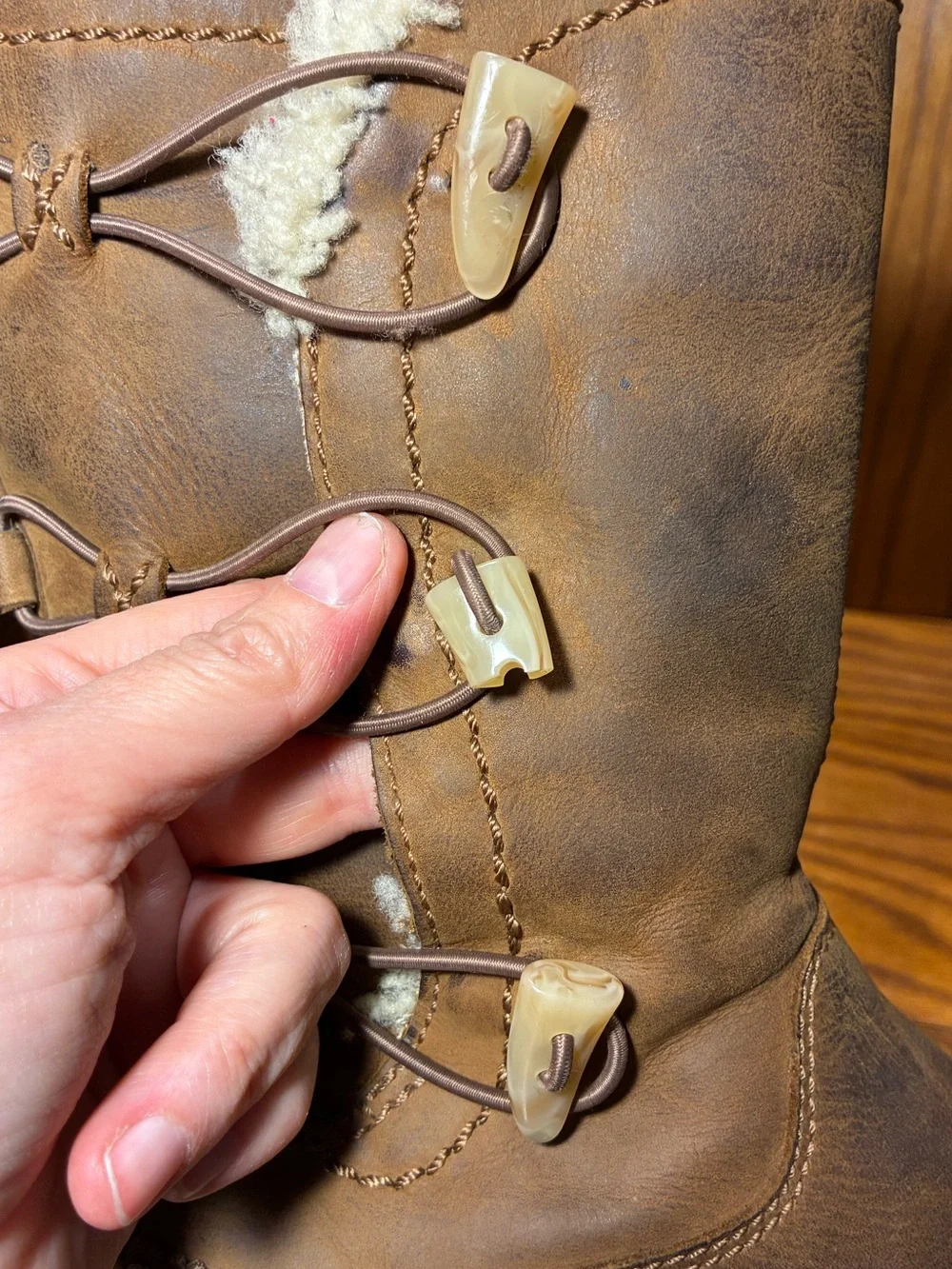 UGG Kona 5156 Leather Sheepskin Toggle Winter Boots Brown Women’s 9
